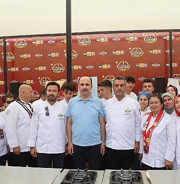 baskan-altay-gastrofeste-katilan-yuz-binlerce-misafire-seflere-ve-esnafa-tesekkur-etti.jpg