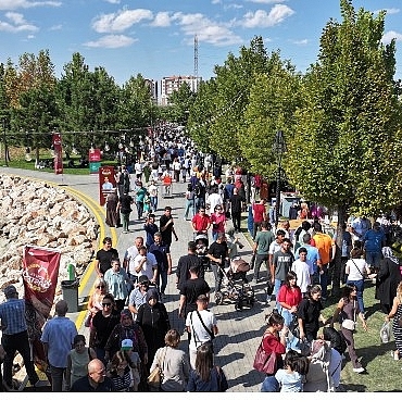 baskan-altay-tum-lezzet-tutkunlarini-pazar-aksamina-kadar-devam-edecek-gastrofeste-davet-etti.jpg