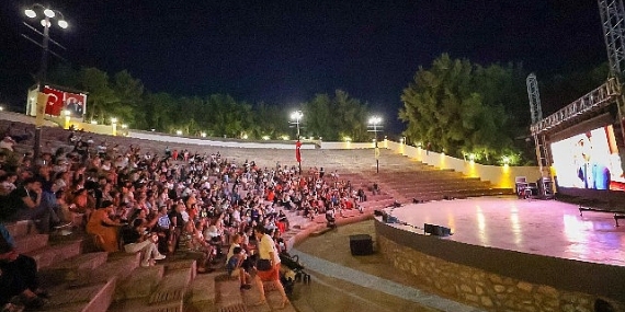 Bucalı çocuklar Başkan Görkem Dumanla film izledi