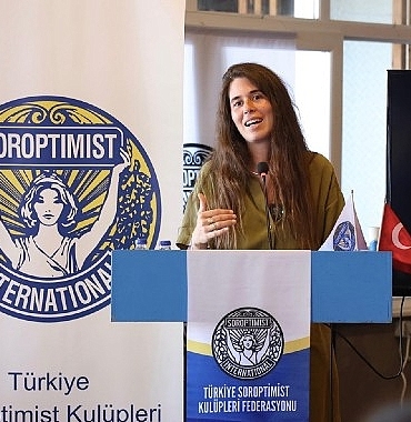 cesme-belediye-baskani-lal-denizli-tskf-genclik-ve-liderlik-kampi-25-acilisinda-genc-kadinlara-seslendi.jpg