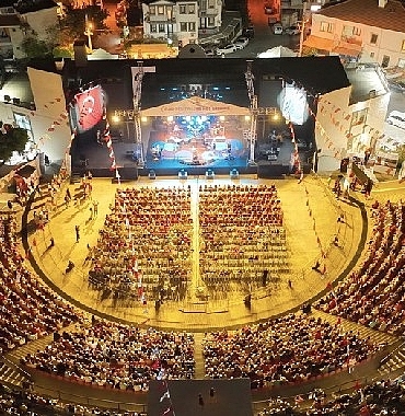 cesme-festivalinde-ilk-gun-coskusu.jpg