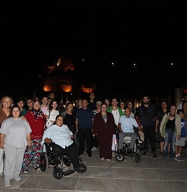 efes-selcuk-belediyesinden-engelsiz-bireylere-efeste-gece-yolculugu.jpg