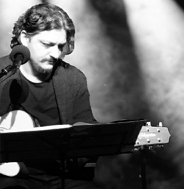 emre-cakmakoglundan-yeni-tekli-tam-da-yeri.jpg