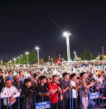ferdi-tayfur-sarkilari-bu-kez-acik-havada-binlerce-sanatseverle-bulustu.jpg