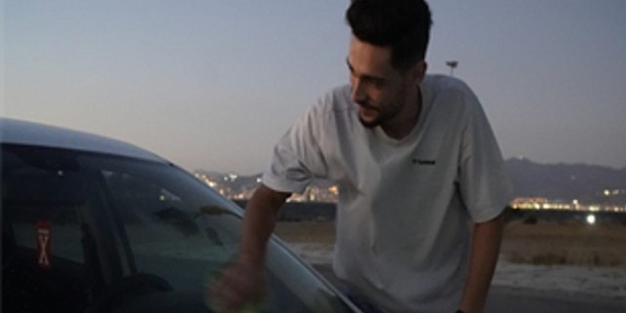 İzmir’de arabada film keyfi