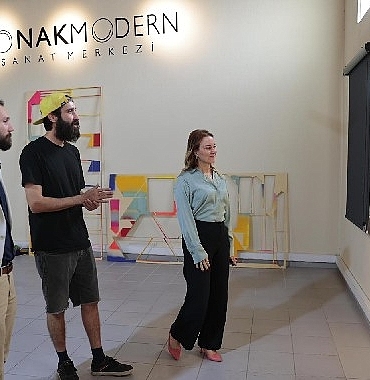 konakta-sanat-sokaklara-yayilmaya-devam-ediyor.jpg