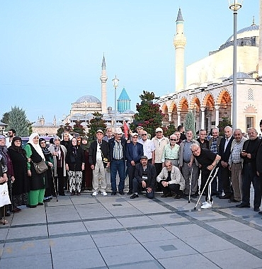 konya-buyuksehirden-huzurevindeki-buyuklerimize-klasik-araclar-ve-acik-hava-sinemasiyla-nostaljik-surpriz.jpg