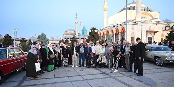 Konya Büyükşehir’den Huzurevi’ndeki Büyüklerimize Klasik Araçlar ve Açık Hava Sinemasıyla Nostaljik Sürpriz