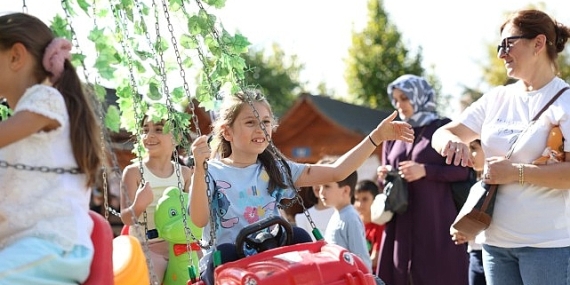 Küçükçekmece’de 90’lar konseptli Yaza Veda Festivali büyük ilgi gördü