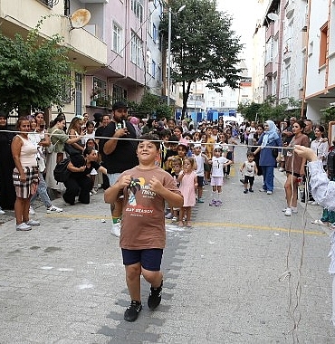 kucukcekmecede-binlerce-cocuk-sokakta-oyun-var-ile-yaz-tatilinin-tadini-cikartti.jpg