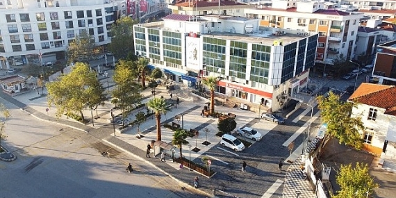 Menderes’in Sanatçı Muhtarı Sahnede