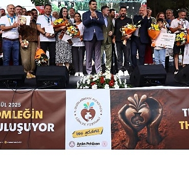 menemen-belediyesi-uluslarasi-comlek-festivaline-muhtesem-final.jpg
