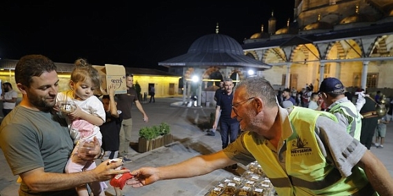 Mevlit Gecesi’nde Kandil Simidi ve Şerbet Dağıtıldı