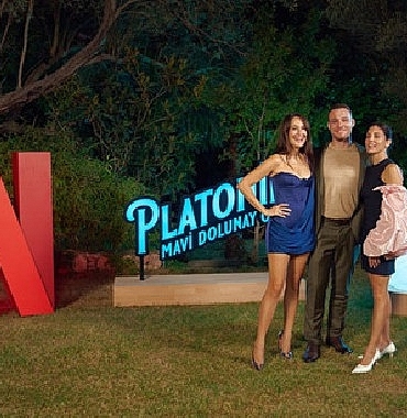 netfilix-gupse-ozay-imzali-yeni-dizisi-platonik-mavi-dolunay-otelin-lansmanini-cesmede-renkli-bir-etkinlikle-kutladi.jpg