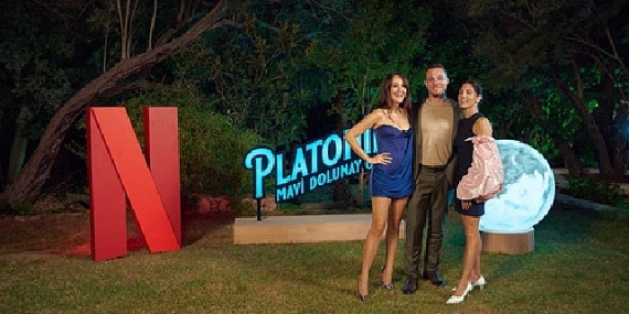 Netflix, Gupse Özay imzalı yeni dizisi Platonik: Mavi Dolunay Otel’in lansmanını Çeşme’de renkli bir etkinlikle kutladı