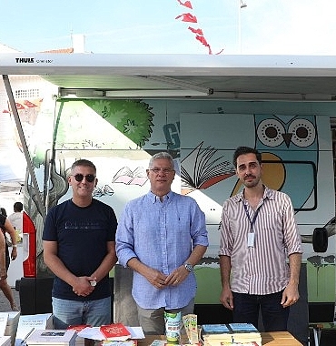 nilufer-belediyesi-gezici-kutuphane-7-mudanya-kitap-fuarinda.jpg