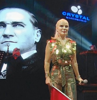 omur-gedik-konserinde-4-bin-turk-bayragi-dagitildi.jpg
