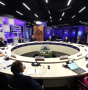 rusya-devlet-baskani-vladimir-putin-atom-muzesini-ziyaret-etti.jpg
