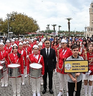 29-ekim-cumhuriyet-bayrami-etkinlikleri-izmirde-buyuk-bir-coskuyla-devam-ediyor.jpg
