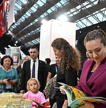 ahmet-umit-antalya-kitap-fuarinda-okurlariyla-bulustu.jpg