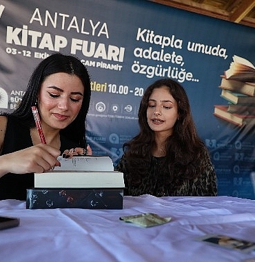 antalya-kitap-fuarinda-hafta-sonu-yogunlugu-yasandi.jpg