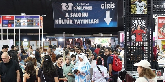 Antalya’da kitap şöleni yaşanıyor