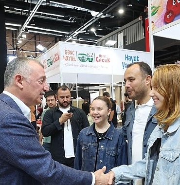 baskan-buyukakin-fuari-gezdi-kitap-severler-ile-sohbet-etti.jpg