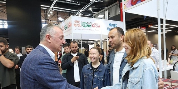 Başkan Büyükakın fuarı gezdi kitap severler ile sohbet etti
