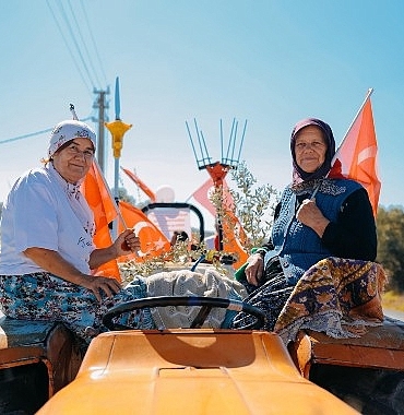 baskan-hatice-gencay-cumhuriyet-bayrami-dolayisiyla-duzenlenen-akkoy-cumhuriyet-konvoyuna-katildi.jpg