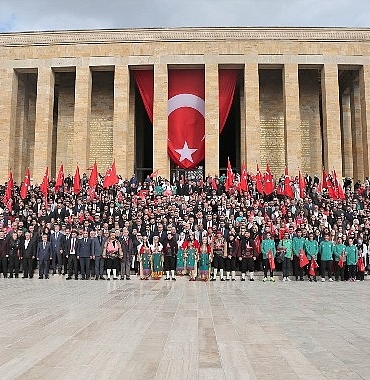 baskan-ozarslan-ve-binlerce-keciorenli-anitkabirde-atanin-huzurunda.jpg