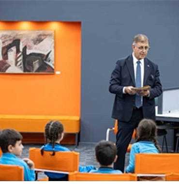 baskan-tugay-kutuphanede-cocuklara-hikaye-okudu.jpg