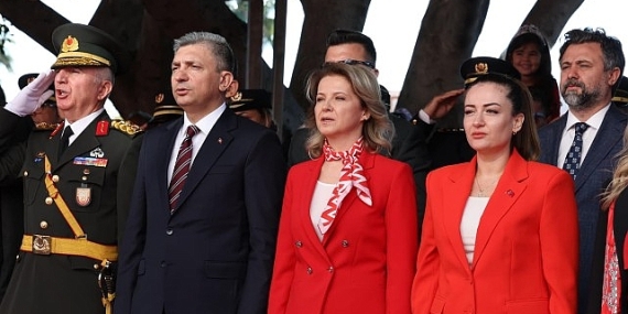 Başkan Vekili Özdemir resmi geçit törenine katıldı