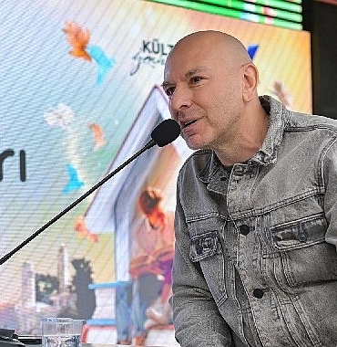 demir-demirkan-bu-kez-edebiyat-sahnesinde-hayranlari-ile-bulustu.jpg