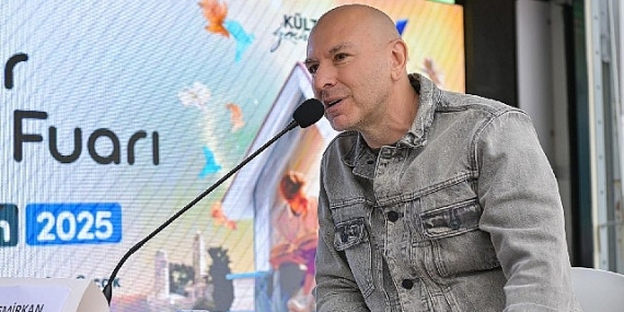 Demir Demirkan bu kez edebiyat sahnesinde hayranları ile buluştu