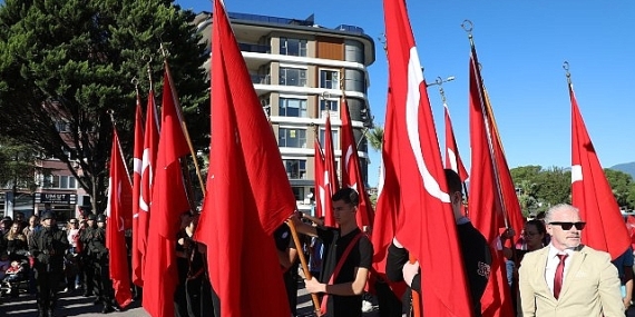 Edremit’te Cumhuriyet’in 102. Yılı Coşkuyla Kutlandı