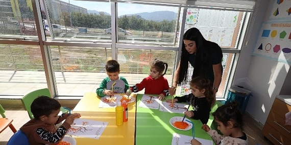 Efes Selçuk’ta tarım işçisi kadınların çocukları Deppo Efes Masal Evi’ne emanet