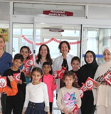 eu-dis-hekimligi-fakultesi-cocuklarla-cumhuriyet-coskusunu-paylasti.jpg