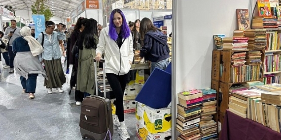 Fuardan valiz dolusu kitapla çıkıyorlar