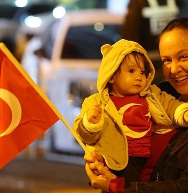 karabaglar-da-coskulu-cumhuriyet-korteji.jpg
