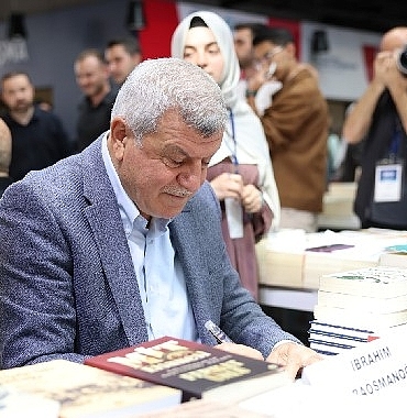 karaosmanoglu-kitap-fuarinda-kitabini-imzaladi.jpg