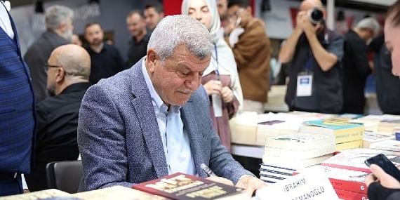 Karaosmanoğlu, Kitap Fuarı’nda kitabını imzaladı