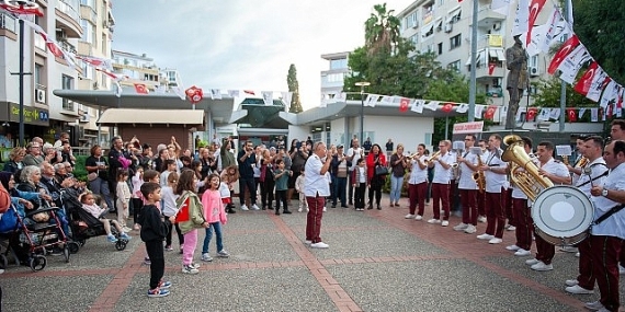 Karşıyaka’da 7’den 77’ye Cumhuriyet coşkusu!