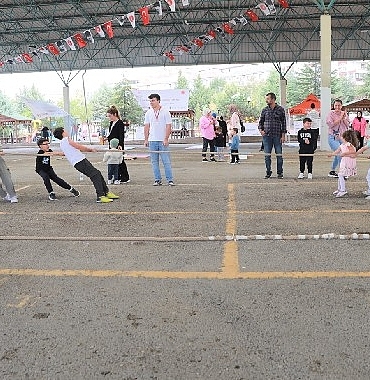 keciorendeki-sokak-oyunlari-festivalinde-doyasiya-eglence.jpg