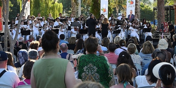 Kemer’de sokak hayvanları yararına üçüncü konser