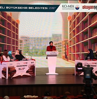 kitap-fuarinda-munazara-ve-muzikal-tiyatro-bir-arada.jpg