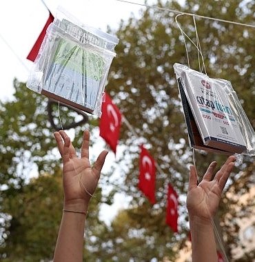 kocaelide-gelenek-bozulmadi-kitaplar-yine-ilk-agaclarda-acti.jpg