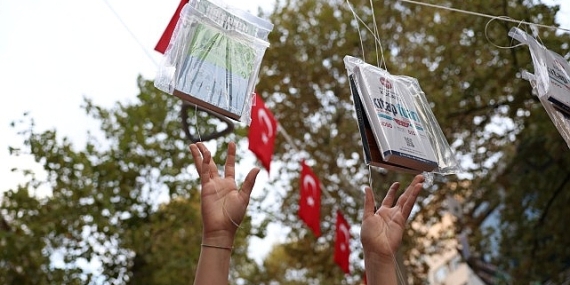 Kocaeli’de gelenek bozulmadı, kitaplar yine ilk ağaçlarda açtı!