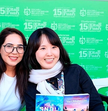 koreli-yazar-soyoung-park-kitap-fuarinda.jpg