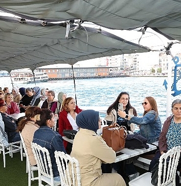 kucukcekmeceli-kadinlar-istanbul-bogazinda.jpg