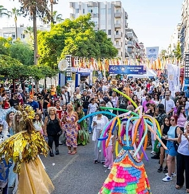 kushimoto-sokak-sanatcilari-festivali-bu-yil-da-on-binlerce-kisiyi-agirladi.jpg